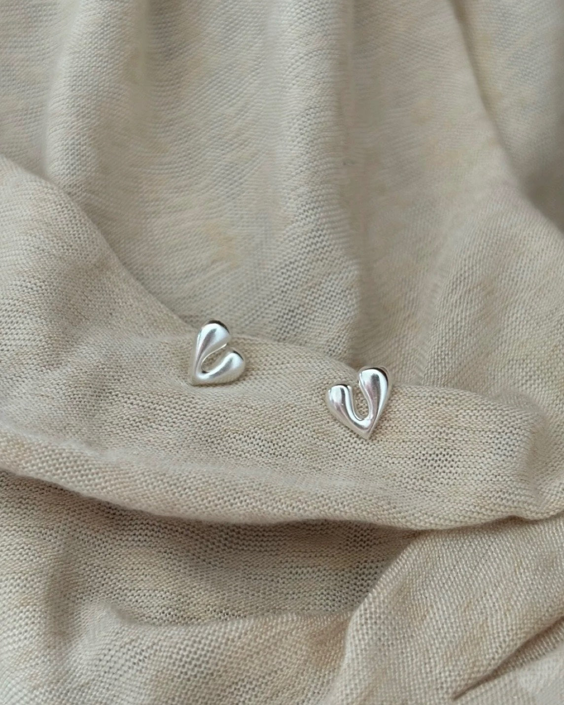 ニュアンオープンハートピアス