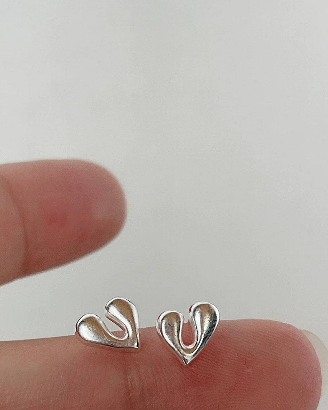 ニュアンオープンハートピアス