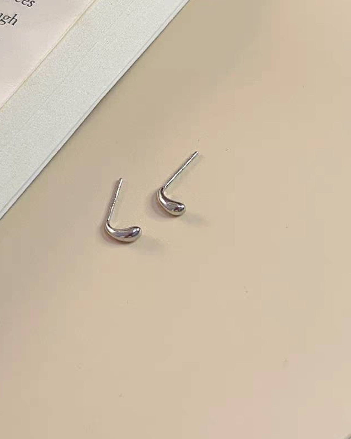 ミニカーブドロップピアス