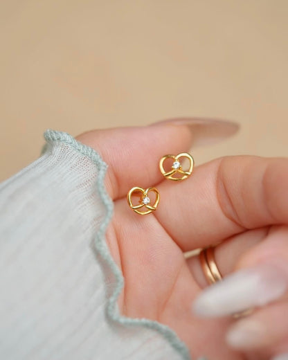 大人可愛い ハート結びピアス