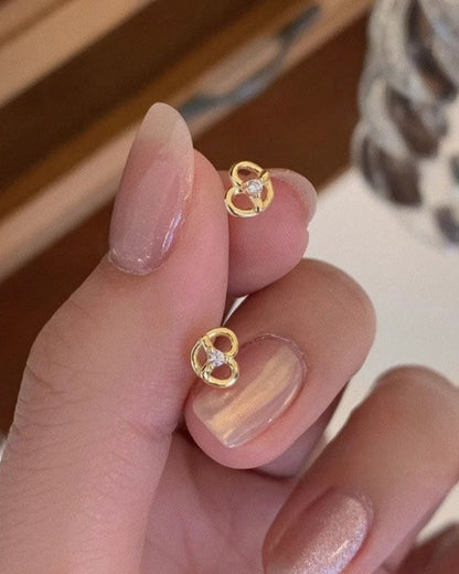 大人可愛い ハート結びピアス