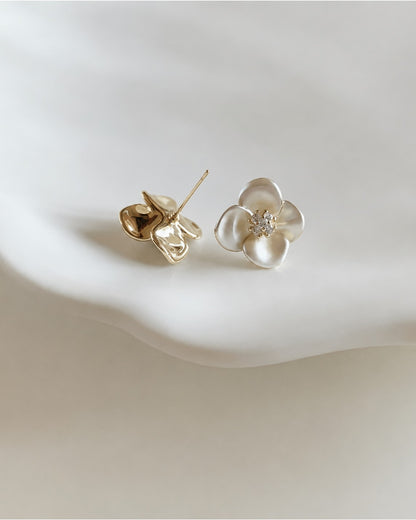シェルフラワー ピアス